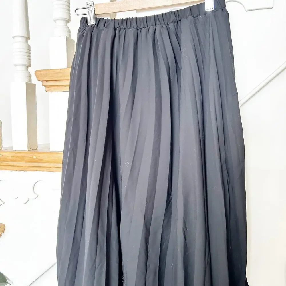 Islander black pleated